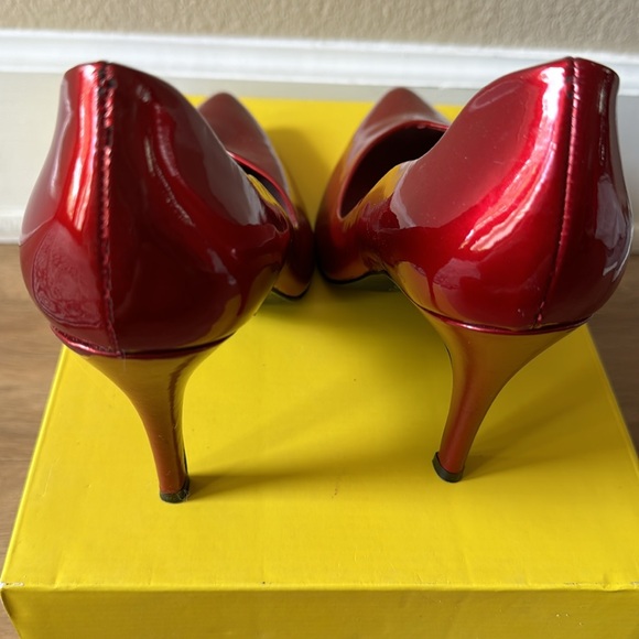 Ladies Red Shiny Leather 7 1/2 Pointy Toe Heels 👠 - Picture 2 of 5